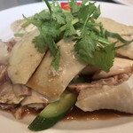 威南記海南鶏飯 日本本店 - シッカリ蒸し上げられ
                                旨さが閉じ込められた
                                柔らか骨付き肉厚チキン