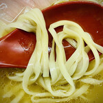 Uma Uma - スープとの相性もイイ平打ち麺