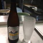 天よし - 冷えたグラスとスーパードライ中瓶（550円）