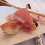 前菜のうちパルマ産生ハムとイチジクのアップ
