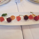 RISTORANTE REGA - プティフール（キャラメリゼクッキー、ゼリー、アメリカンチェリー）