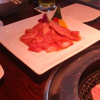游玄亭 銀座 - カルビ。盛り付けがきれい。