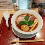 燃えよ麺助 - 割烹のような洗練されたセッティング！阿波尾鶏と紀州鴨の風味豊かなコク、味玉紀州鴨そば990円