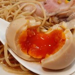 燃えよ麺助 - 上品な味がしみ込む味玉は、濃いオレンジ色の黄身がトロ～リ流れ出す理想的な半熟具合