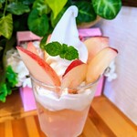 Pichixi Na Kafe - 皮付きのスライス桃にピーチソフトとピーチゼリー✨