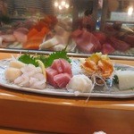 よし寿司 - まずはつまみで。見るからに三陸のお魚は新鮮です。