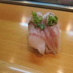 よし寿司 - 握りを頼みます。カウンタで鮨を握りで頂く幸せ。