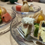 華丸吉日 - デザート
      ・黒豆吟醸バター
      ・抹茶麩
      ・長崎のスイカ
      ・イチヂクとリキュールクリーム。
      ゴマで作ったクリーム。
      ・食用のほおずき。