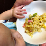 ふくろう - 炒飯を食べようとする我が子