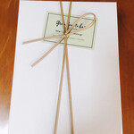 グリーン ビーン トゥ バー チョコレート - 真っ白な箱に皮の紐でリボンが掛けられているのがオシャレ