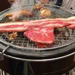 Nikushou Sakai - ホントに国産牛？？？
                        
                        かたい。
                        
                        トリミングが悪い。
                        
                        薄い肉は透けるほどで肉の味しない。
                        
                        タレ甘い。
                        
                        同じようなのばっかりで食い気が湧かない。
                        
                        ウィンナーさえ不味い。
                        
                        ありえん。
                        
                        