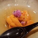 鮨 さかい - (01)塩水蝦夷馬糞雲丹(北海道利尻島産、明礬無添加)、土佐酢