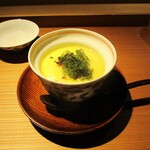 もと井 - 冷やし茶碗蒸し：よくお出しの効いた 冷やし茶碗蒸しの上に、とうもろこしのすり流しがタラァ～リとかけられ、新鮮でエメラルド色に輝く海葡萄がトッピングされています。 なめらかな食感の茶碗蒸しと すり流しに プチプチとした海葡萄が良いですネ！　　　　　2020.07.18