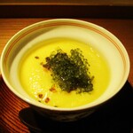 もと井 - 冷やし茶碗蒸し：よくお出しの効いた 冷やし茶碗蒸しの上に、とうもろこしのすり流しがタラァ～リとかけられ、新鮮でエメラルド色に輝く海葡萄がトッピングされています。 なめらかな食感の茶碗蒸しと すり流しに プチプチとした海葡萄が良いですネ！　　　　　2020.07.18