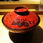 もと井 - 椀物：大将が すぐ目の前で骨切りされた鱧に 葛打ちをして、カウンター奥側の鍋で炊かれています。 鍋から取り出された鱧は、白い花が咲いたようで なんと美味しいことォ！　　　　　2020.07.18