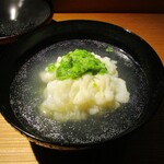 もと井 - 椀物：大将が すぐ目の前で骨切りされた鱧に 葛打ちをして、カウンター奥側の鍋で炊かれています。 鍋から取り出された鱧は、白い花が咲いたようで なんと美味しいことォ！　　　　　2020.07.18