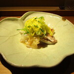 もと井 - 剣先烏賊の炙りと刺身：剣先烏賊のげそが不透明でコリコリした食感が嬉しい火加減で炙られ、イカそうめんと共に レモン色が綺麗なコリンキー（生食用南瓜）と 緑色の胡瓜の千切りが綺麗に飾られています。 この時期にピッタリな 旨味ポン酢で頂きます。　　　　　2020.07.18