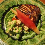 もと井 - イサキの照り焼き：醬油が甘く焦げる香りが店内に広がる頃にイサキの照り焼きが提供されます。 イサキの皮の照りが良く パリッとこんがり焼かれたイサキは、味醂が効いた甘みが感じられ、身がふんわりとして旨味があり、十六ささげの胡麻和えと 旬の茗荷が添えられています。 　　　　　2020.07.18