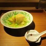 もと井 - 青茄子と ほたてフライ： 青茄子は ”トロ茄子” とも呼ばれ、トロトロ食感に 揚げ煮してあります。その上には、中がレアに揚げられた ほたてフライ がのせられ 美味しい餡が枝豆と共にかけられています。　　　　　2020.07.18