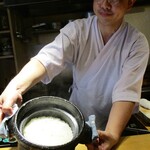 Motoi - 土鍋で炊きたての ごはんを紹介する大将。（画像の掲載許可済み）　　　　　2020.07.18