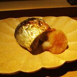 もと井 - 大葉鰯：三枚におろした大葉鰯の身を くるりと丸めて串を打ち、備長炭で こんがりと焼き目が付くように焼いてあります。 よく脂ののった大ぶりな鰯に大根おろしがよく似合いますネ！　　　　　2020.07.18