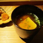 もと井 - 味噌汁：大豆の旨味が濃く とても柔らかな 勝川の豆腐が入っていて くちの中で蕩けます。 お出汁が良く効いた 赤出汁がとても美味しいですネ！