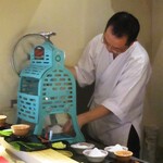 もと井 - かき氷を作る大将。（画像の掲載許可済み）　　　　　2020.07.18