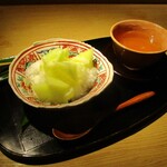 もと井 - デザート：青々とした清涼感のある笹の上に メロンがトッピングされた かき氷と 蕎麦茶。 甘くて濃厚な生メロンジュースと 練乳がかけられていますョ！　生メロンジュース 飲んでみたいです！ 　　　　　2020.07.18