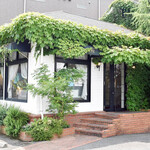 Patisserie Chez KOBE - 外観、緑の蔦が素敵✨