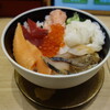 Hokkaidoukaisenshijousushitoppi - 海鮮8種やりすぎ丼680円