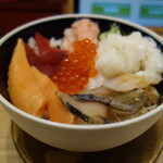 北海道海鮮市場寿司 とっぴ～ - 海鮮8種やりすぎ丼680円