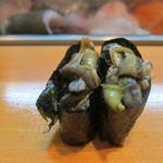 よし寿司 - あわびの肝のお鮨です。これは珍しい。