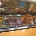 よし寿司 - ネタケースにはまだまだ美味しいそうなものが。