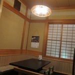 よし寿司 - 店内のテーブルも良い感じでした。