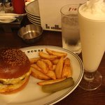 チーズバーガーとバニラシェイク