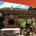 エドワーズ ロースタリー カフェ - ピザ窯とBBQピット