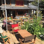 エドワーズ ロースタリー カフェ - 中庭