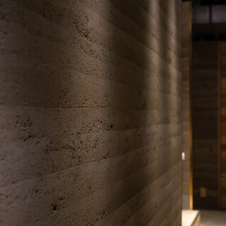 安土桃山時代の「土」が蘇る、京都聚楽土を使った店内の壁