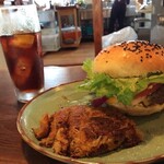 エドワーズ ロースタリー カフェ - ハンバーガーとハッシュポテト