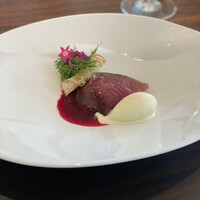 アコルドゥ - 鰹　ビーツのソース
                      山葵のジェラート