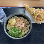 本格手打うどん はゆか - 熱ぶっかけと天ぷら。