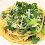 Peperoncino spaghetti with whitebait and Kujo leeks