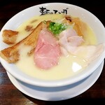 Menyateiji - コクのあるスープ、３種のチャーシューが旨い