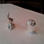 アムール - テーブルの上に置いてあったとても愛らしい象と梟のプレースカードホールダー