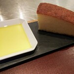 イル アオヤマ - ●自家製フォカッチャ、オリーブオイル