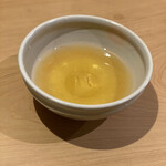 萬御菓子誂處 樫舎 - ほうじ茶も美味しい