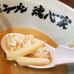 横浜家系ラーメン 魂心家 - 刻みショウガとライスをスープに浸して
