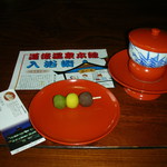 道後温泉 本館 - 坊ちゃん団子と御茶です