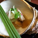 東京 芝 とうふ屋うかい - 先八寸：さざえ酢浸し、