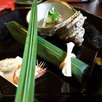 東京 芝 とうふ屋うかい - 先八寸：さざえ酢浸し、ちまき寿司、丸十、川海老、